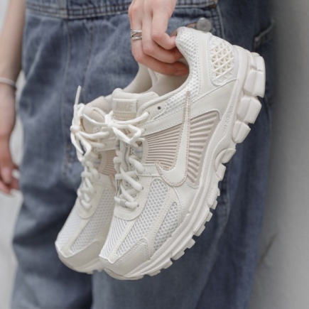 Nike Air Zoom Vomero 5 "Orewood Brown"